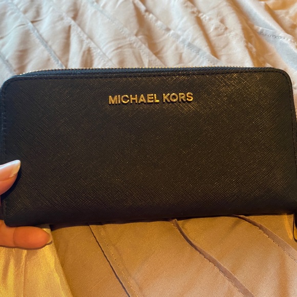 Authentic Michael Kors Zipper Wallet. - Picture 1 of 4